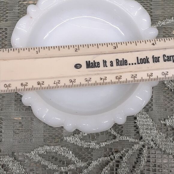 Anchor Hocking 9" Round White scalloped Milk Glass 3 Section divided dish - Picture 9 of 9